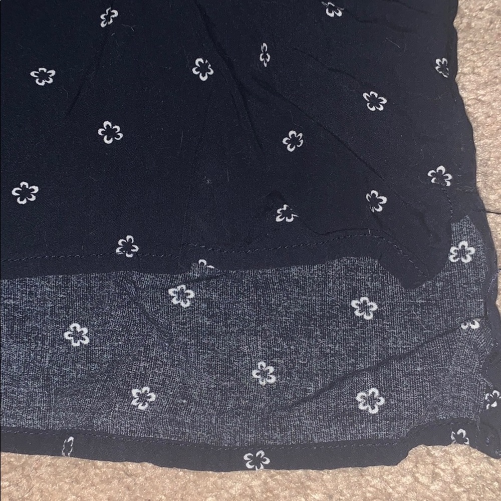 Gap Tee w/Flower Pattern - Picture 3 of 4
